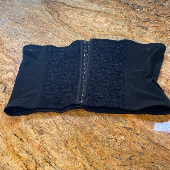 Waist shaper- black. Only used once - Picture 1 of 4